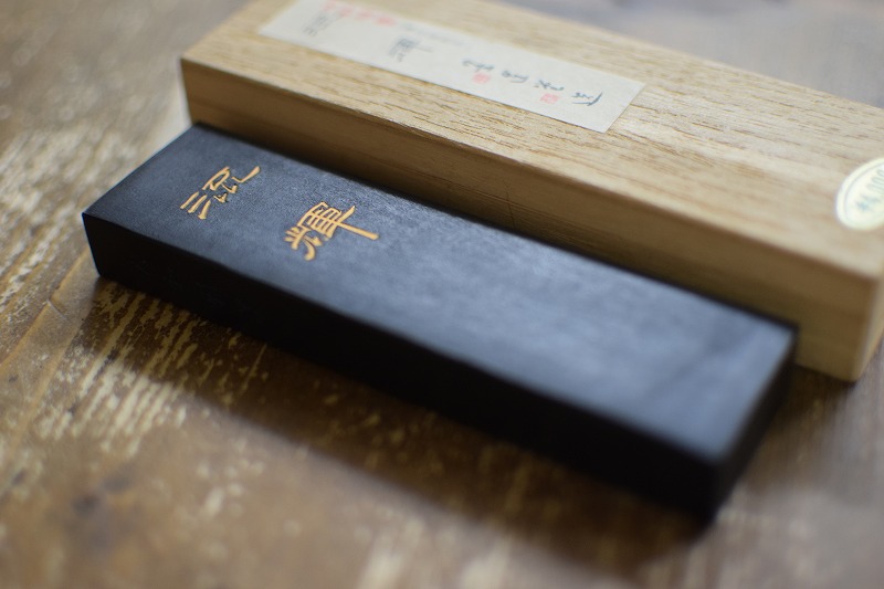 古墨の魅力】なぜ書家は古い墨を求めるのか | 書道専門店 大阪教材社